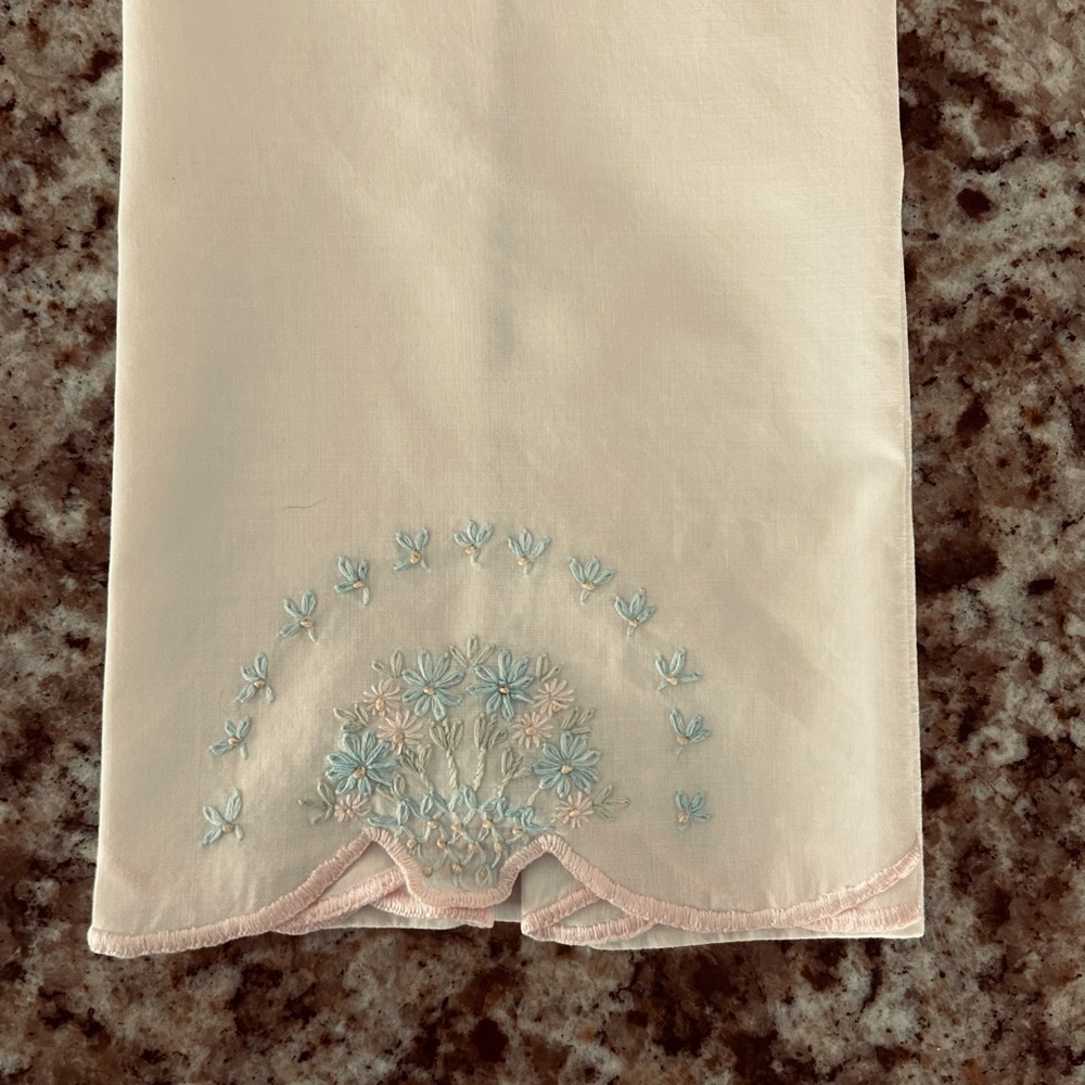 2 vintage hand embroidered small pillow cases - Picture 3 of 9